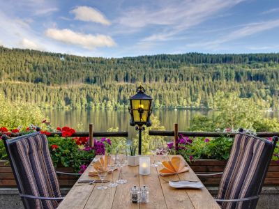 Außenterasse mit Tisch und Stühlen mit Blick auf den Schwarzwald