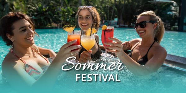 Grafik mit der Aufschrift "Sommer Festival"mit drei Frauen die im Pool sitzen und Cocktails in den Händen halten