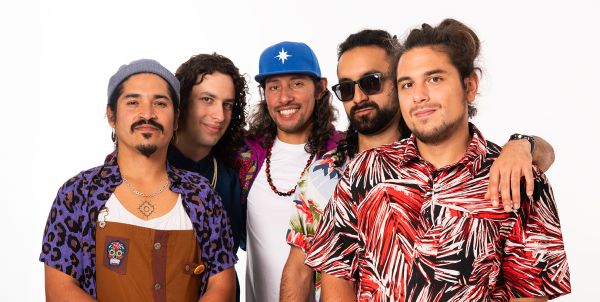 Bandfoto der fünfköpfigen Band El Flecha Negra