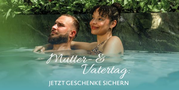 Ein Mann und eine Frau entspannen in einer Lagune
