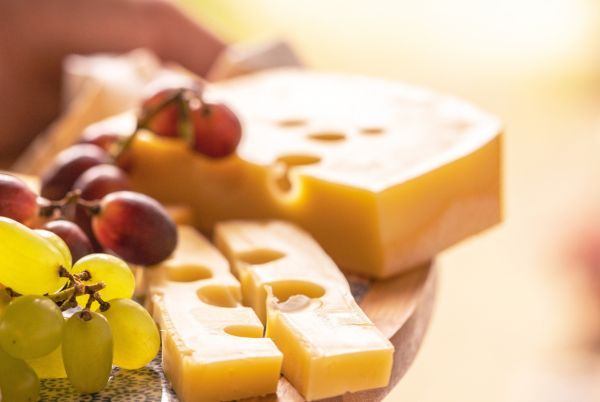 Käse und Trauben auf einem Brett