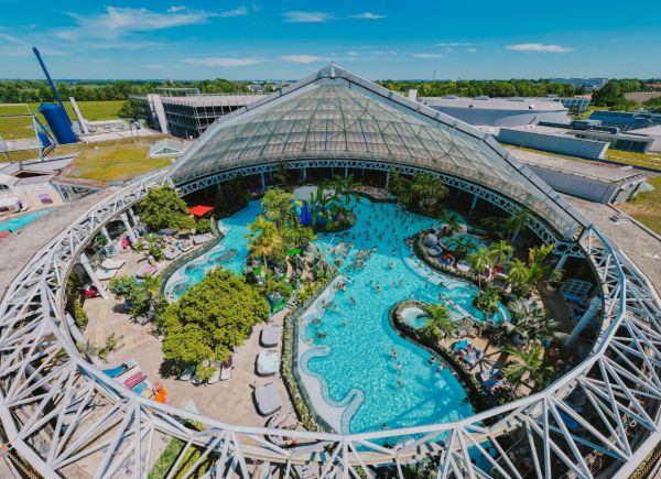 Vogelperspektive einer Therme mit Lagunen