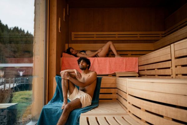 Frau und Mann genießen Wärme in der Textilsauna Natura.