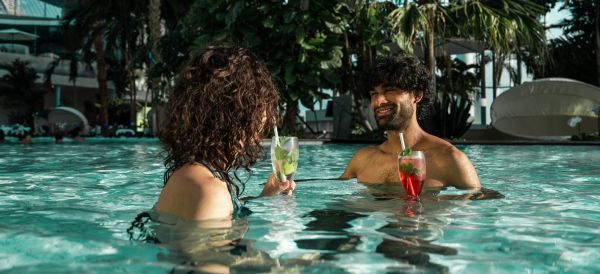 Paar mit Cocktails in der Blauen Lagune