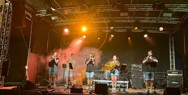 Handpan und Keyboard auf dem Rasen