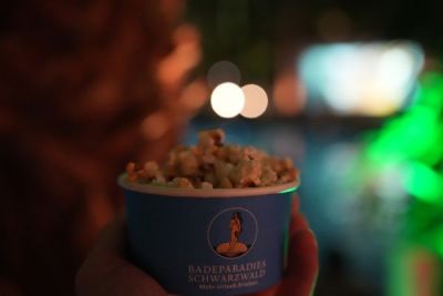 Popcorn in einem bedruckten Becher