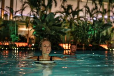 Eine Frau in dunklem Ambiente im Wasser 