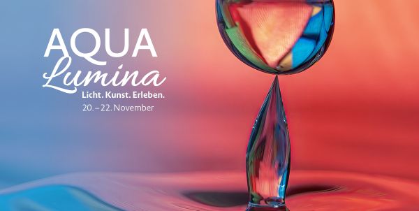 Veranstaltungsbanner für AQUA Lumina (27.–29. November) mit dem Slogan „Licht. Kunst. Erlebnis.“. Eine künstlerische Nahaufnahme eines leuchtenden Wassertropfens vor einem Farbverlauf von Blau-Türkis bis Rot-Orange.  