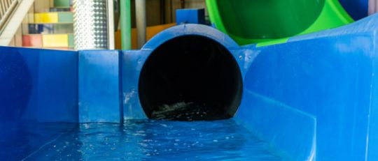 Auslaufbecken einer blauen Röhrenwasserrutsche