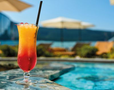 Cocktail an der Außen-Poolbar