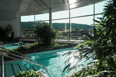 Sonnenlicht trifft auf türkisblaues Wasser der Vital-Pools.