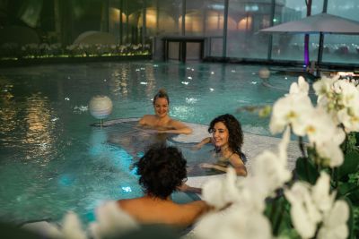 Zwei Frauen und ein Mann in der Vital Lagune des Palais Vital.