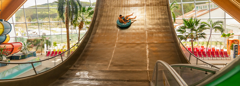 Monster-Halfpipe Wasserrutsche im Galaxy Person auf einem Reifen rutscht auf einer Wasserrutschen-Rampe