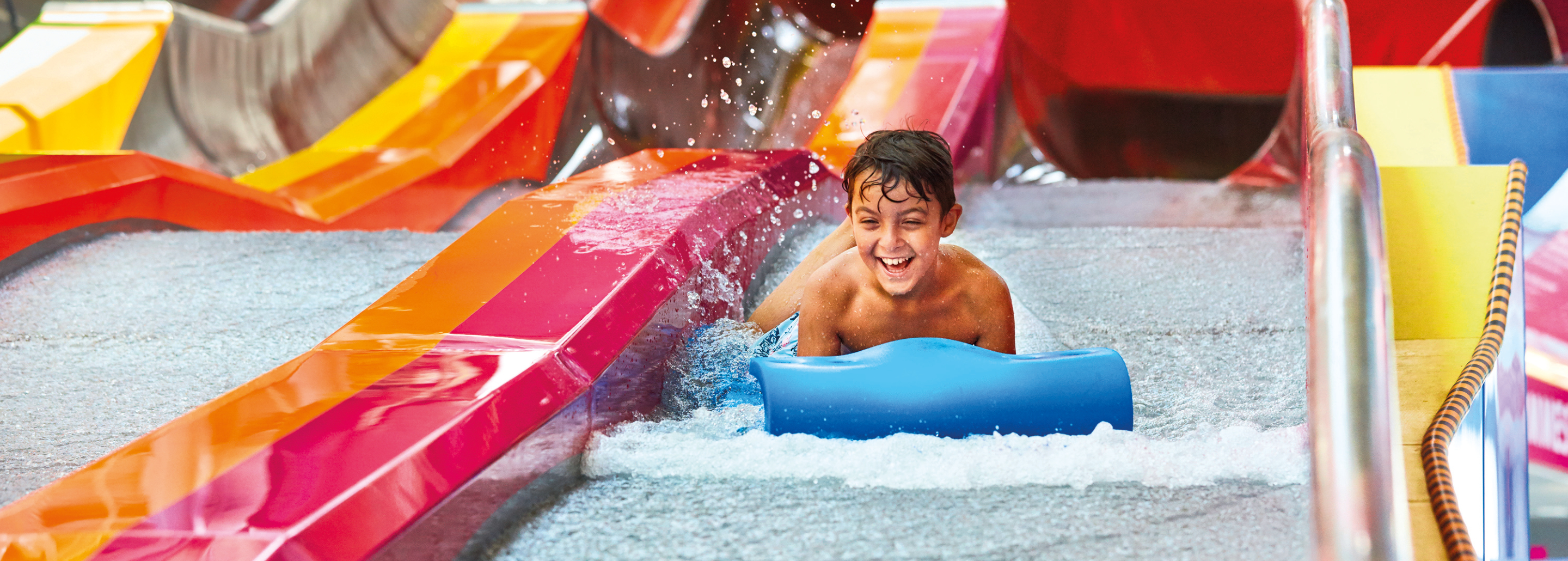 Galaxy Racer Wasserrutsche im Galaxy Kind auf einer Matte rutscht mehrspurige Wasserrutsche